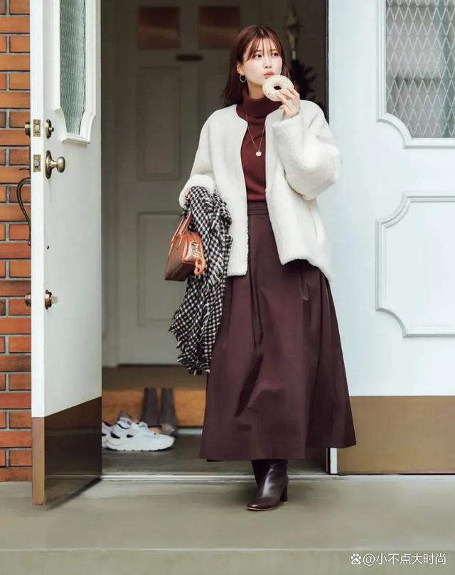 高搭配：才懂小个子冬天要“裙过膝色协调”PG电子麻将胡了试玩一米五的芦田爱菜显(图2)