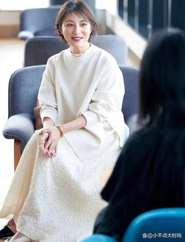 高搭配：才懂小个子冬天要“裙过膝色协调”PG电子麻将胡了试玩一米五的芦田爱菜显(图5)